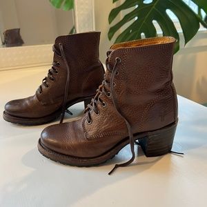 Frye Sabrina 6G Lace Up Boot, Color Fawn, Size 6